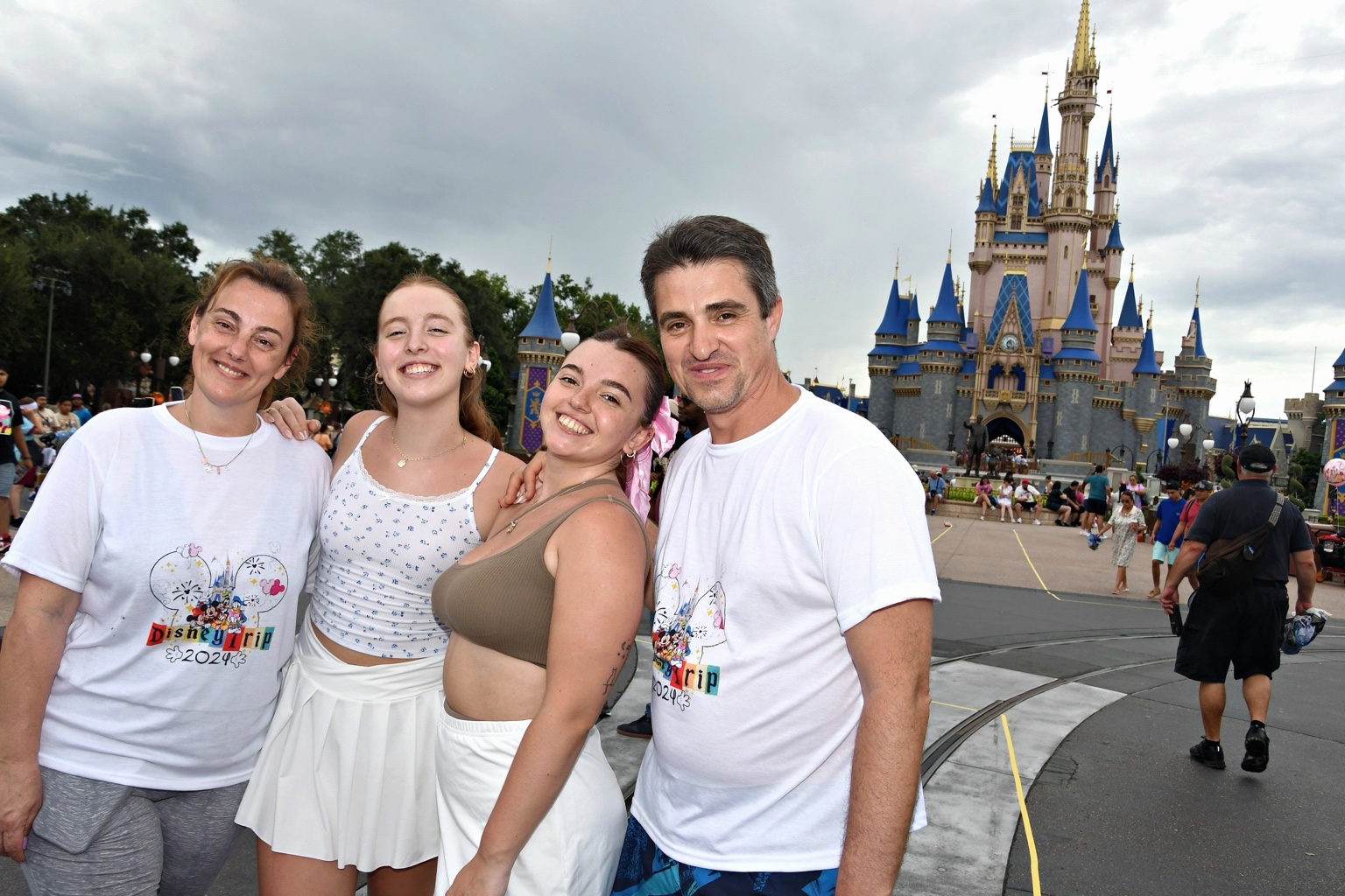 Un recuerdo familiar frente al castillo de Disney durante el día