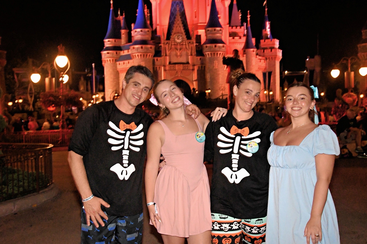 Un recuerdo compartido frente al castillo de Disney iluminado de noche