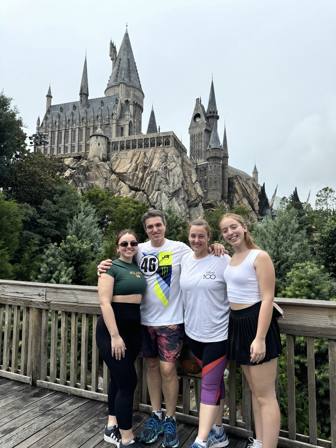 Un recuerdo compartido delante del castillo de Hogwarts en Universal