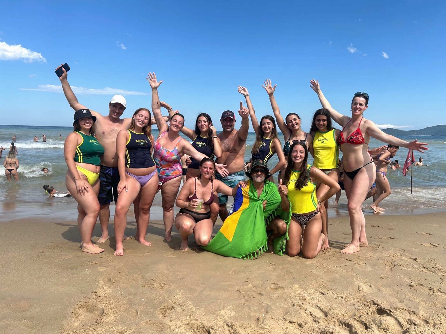 Un grupo compartiendo un día de playa durante un viaje en crucero