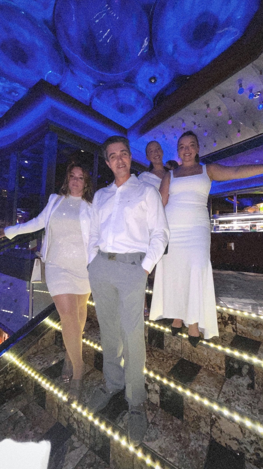 Un recuerdo de tres personas a bordo de un crucero
