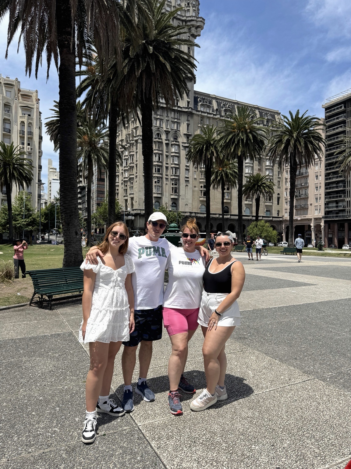 Un paseo compartido por Montevideo durante un viaje en crucero
