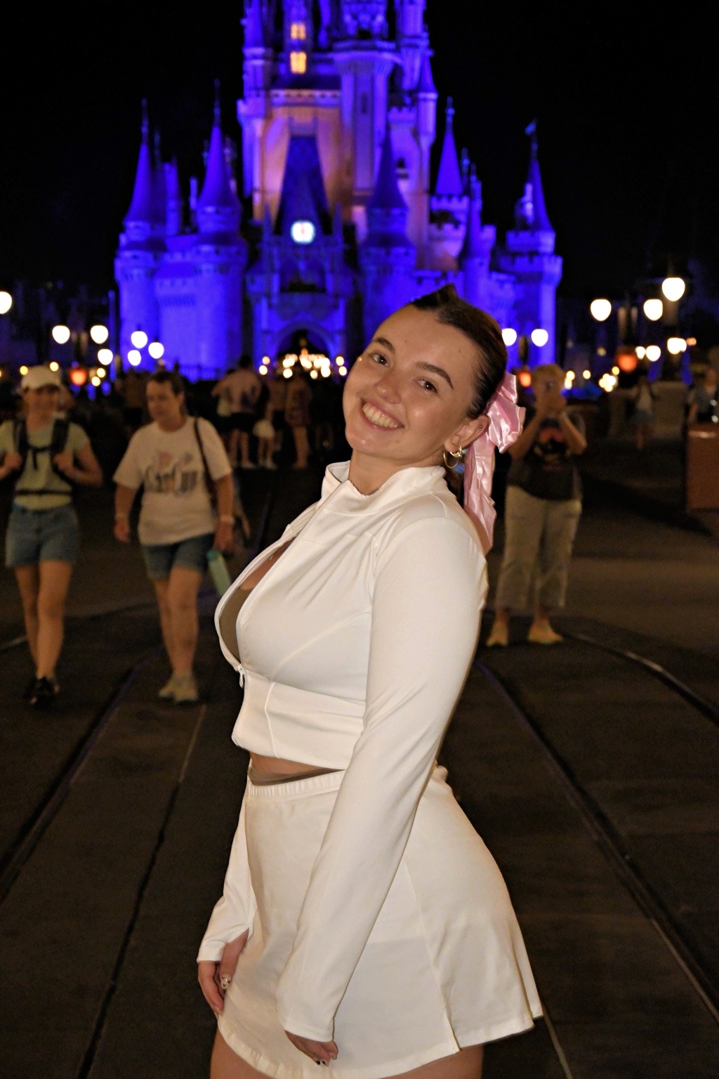 Mar en Disney, frente al castillo iluminado